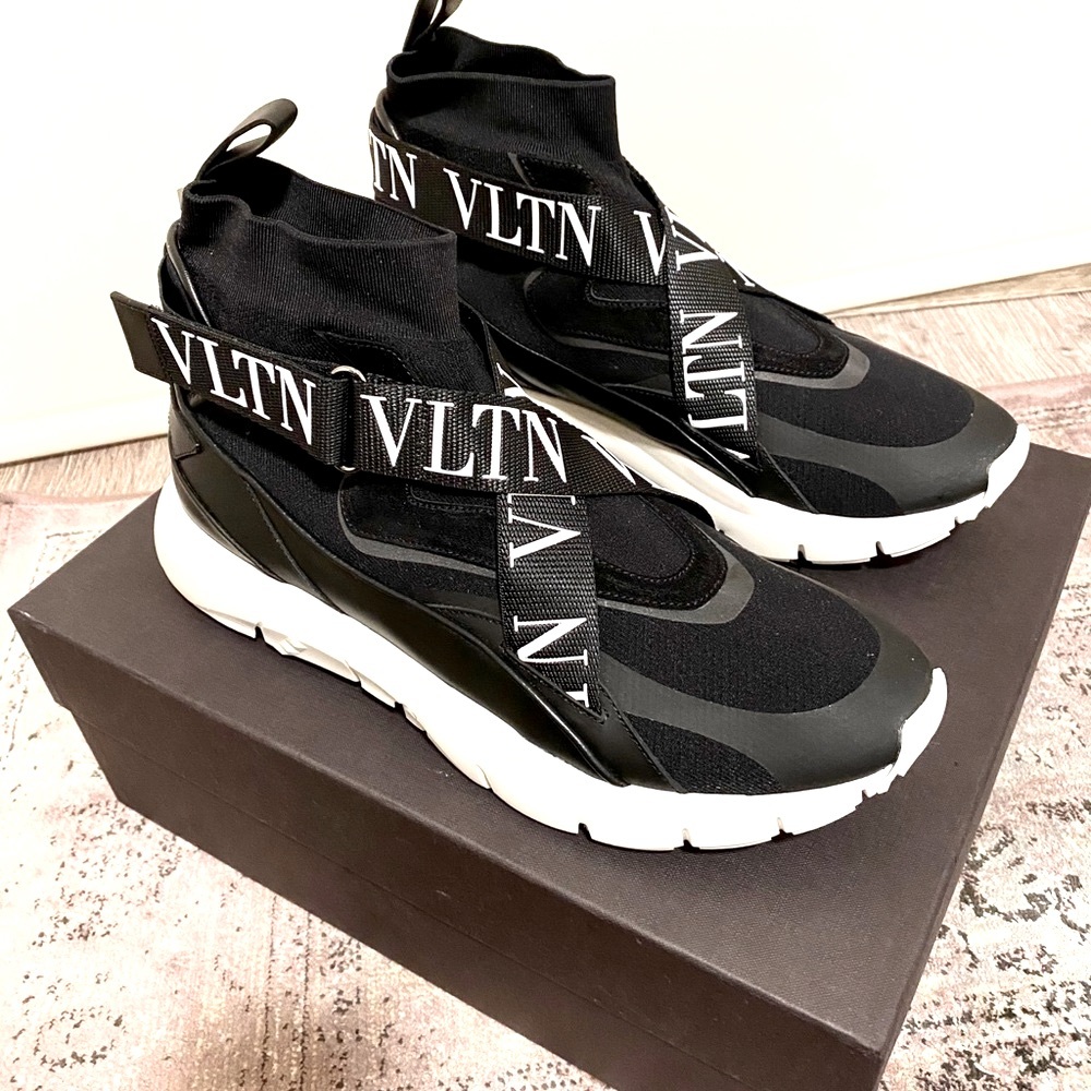 Cool high top sneaker with VLTN logos